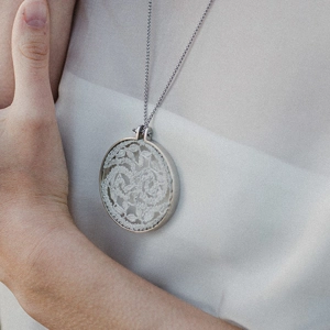 Csipkerózsika függő